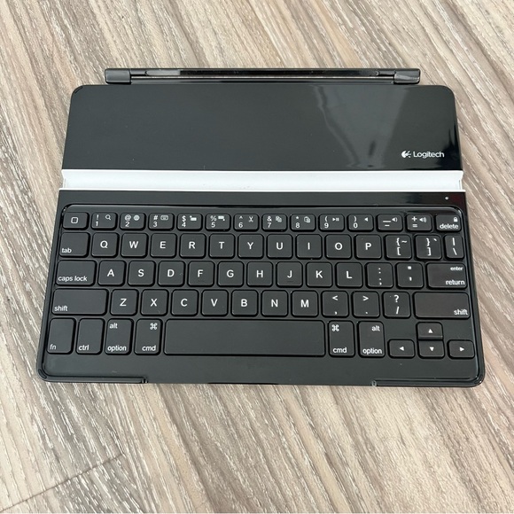 Logitech IPad Keyboard 3rd and 4th generation - Picture 1 of 3
